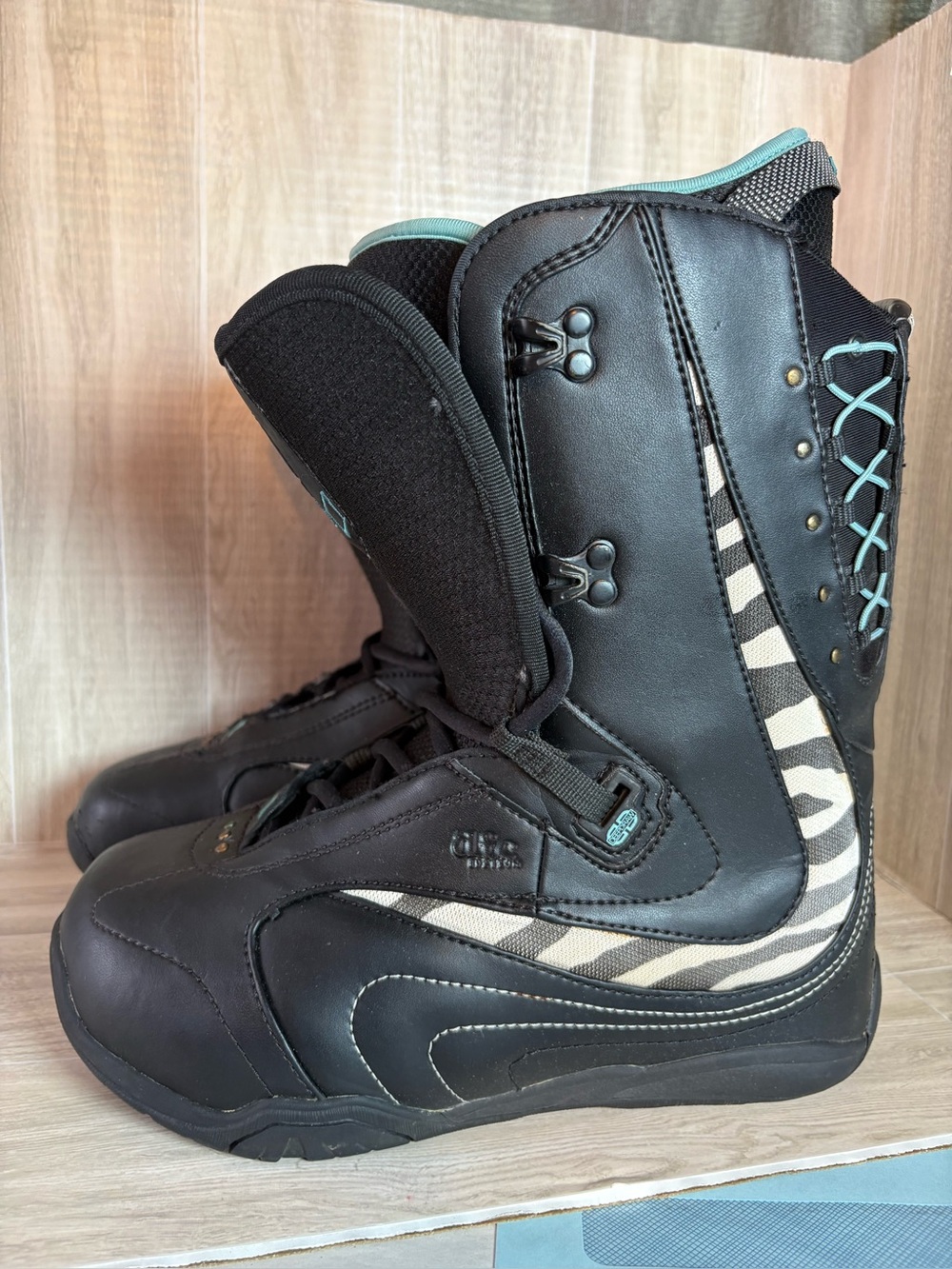 RIDE AURORA WOMEN’S SNOWBOARD BOOTS BLACK ZEBRA – SIZE: 8